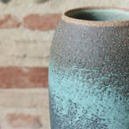Vase en céramique RIVAGE vue rapprochée, glaçure bleu-vert mouchetée, bord brun