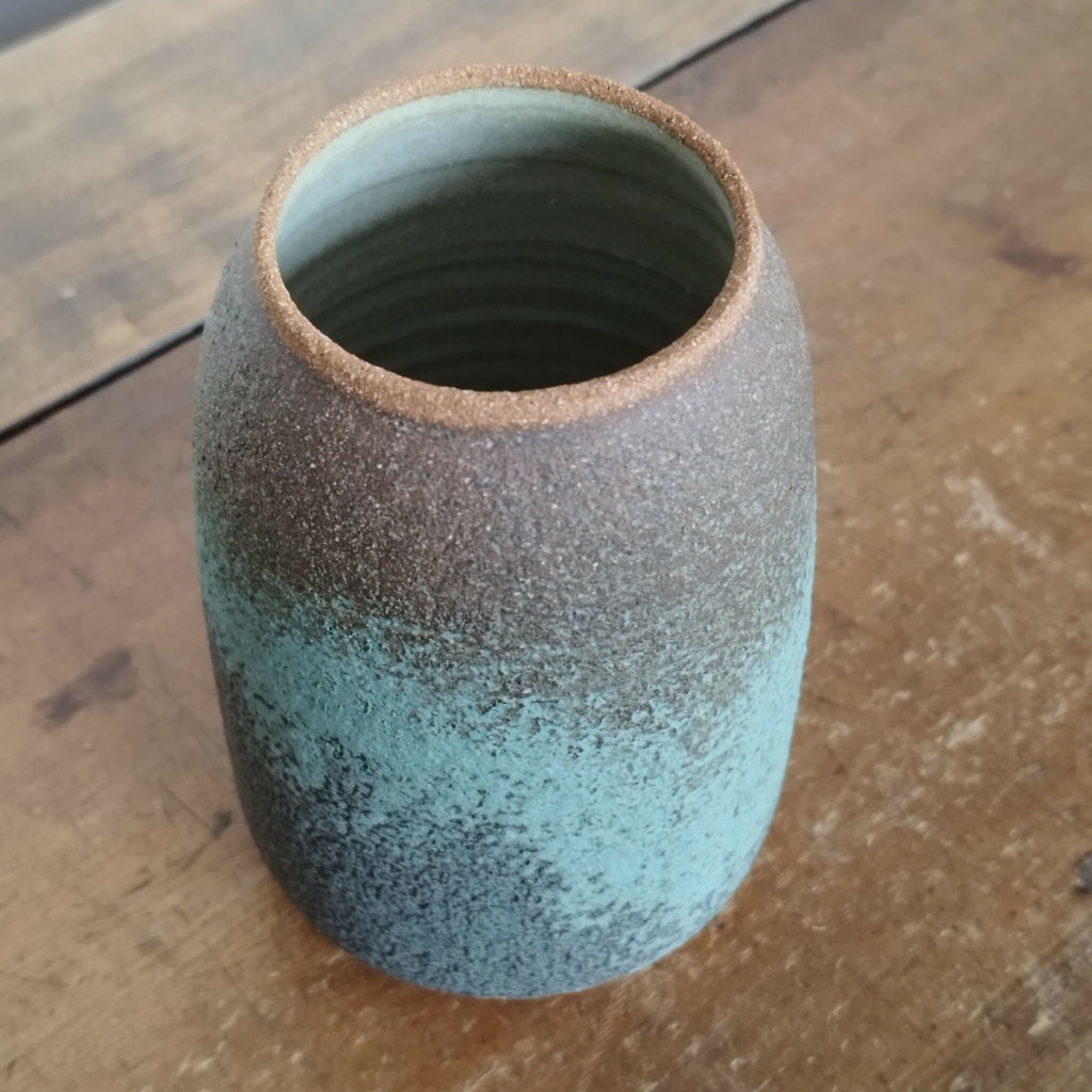 Vase en céramique RIVAGE vue de dessus, ouverture circulaire vert bleu foncé