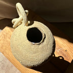 Vase en grès brut, renflement arrondi et anses en chaîne; ouverture sombre