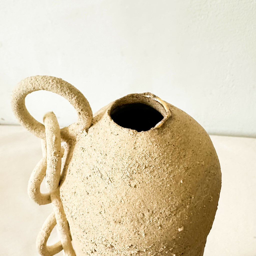 Vase en grès brut, col et ouverture ovale noire avec anses en chaînons