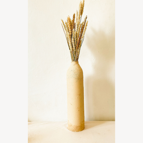 Vase en grès brut, forme cylindrique haute, finition texturée beige