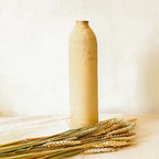 Vase en grès brut beige, ouverture étroite, épis de blé sur le devant.