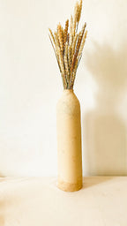 Vase en grès brut beige allongé avec bouquet de blé.