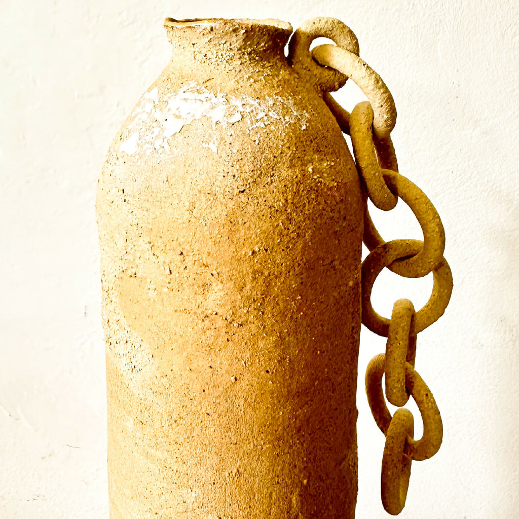 Vase en terre cuite brute avec poignée en chaîne dorée