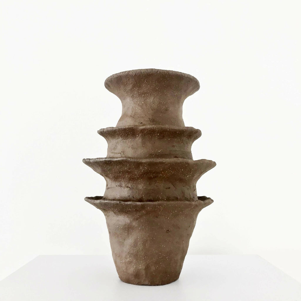 Vase FONTAINE brun foncé, forme empilée avec renflements, vue de face
