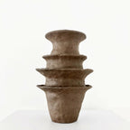 Vase FONTAINE brun foncé, forme empilée avec renflements, vue de face