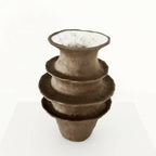 Vase FONTAINE brun foncé, ouverture en cuvette, intérieur clair, vue de dessus