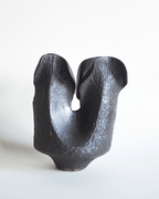 Vase Pétal en grès aux lignes organiques, émail bronze, façonné à la main par Strato Studio
