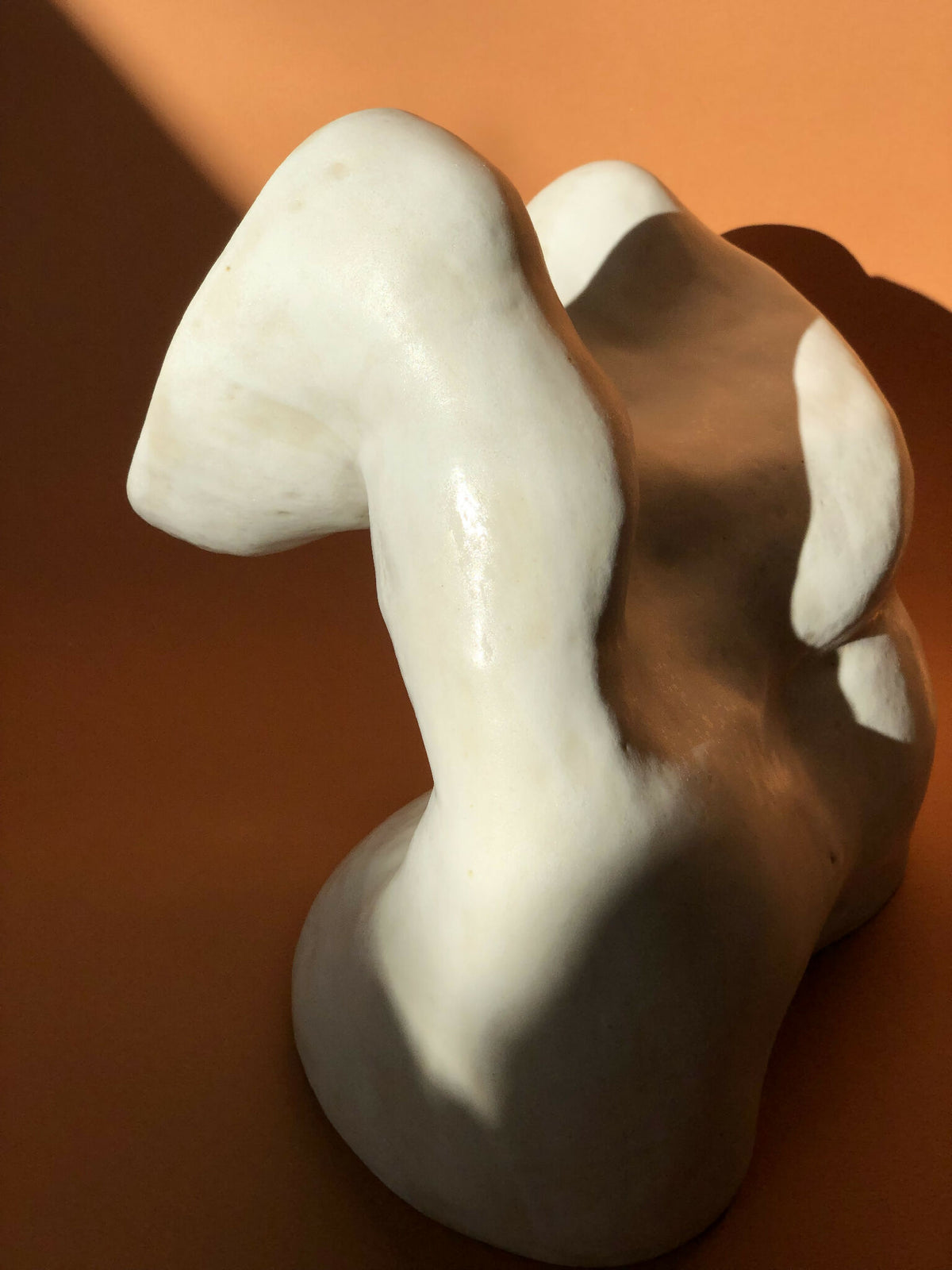 Vase en nacre blanche au design abstrait, base arrondie et ouverture latérale