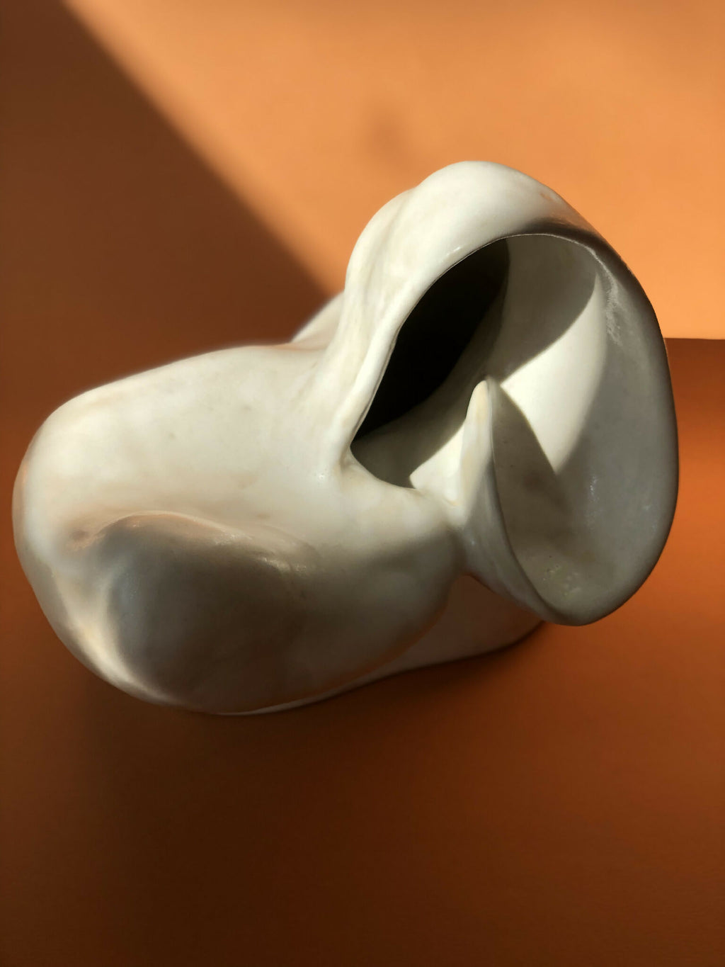 Vase en nacre blanche, vue de l’ouverture circulaire en forme de corolle