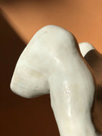 Vase sculptural en nacre blanche, silhouette épurée et surface texturée