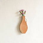 Vase mural en terre cuite en forme de goutte avec cordon et bouquet de fleurs
