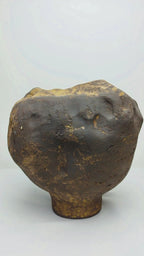 Vase sculptural en céramique noire et or, forme arrondie, ouverture en haut.