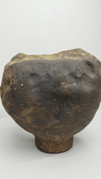 Vase en céramique sombre noir et or, vue de face, ouverture irrégulière.