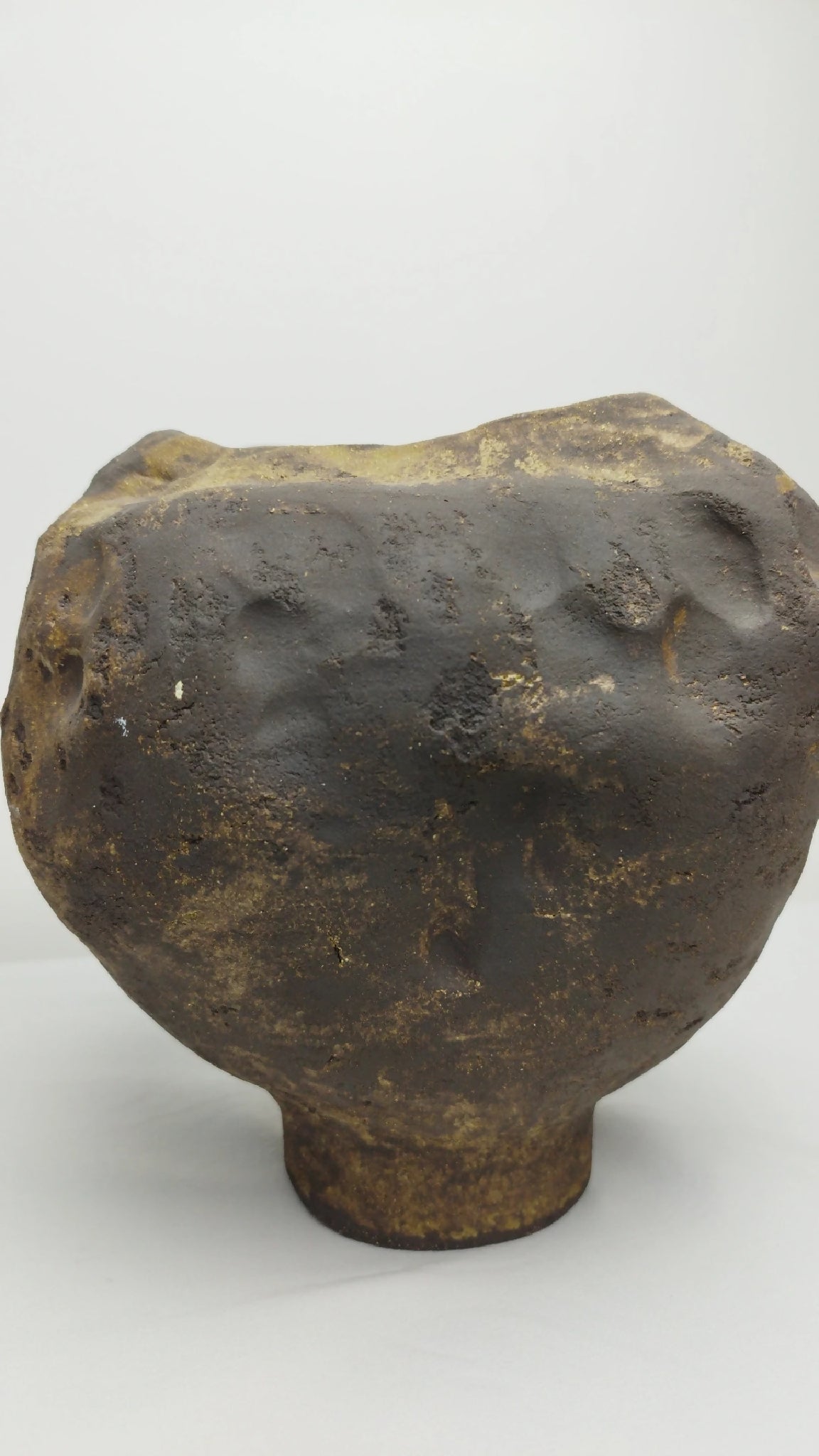 Vase en céramique sombre noir et or, vue de face, ouverture irrégulière.