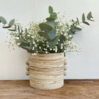 Vase en grès marbré beige cylindrique côtelé, renflements, bouquet de fleurs blanches.