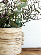Vase en grès marbré beige, forme cylindrique, décor côtelé et renflements latéraux.