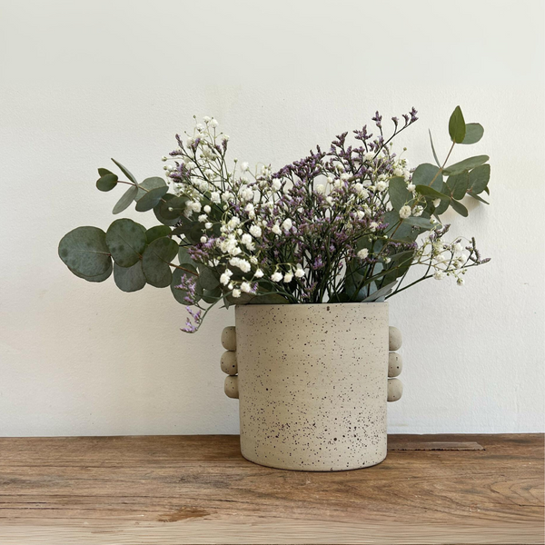 Vase en grès beige à texture pierre, effet pyrité, anses rondes sur les côtés.