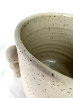 Vase PALMA en grès pyrité, bord épais, surface mouchetée beige clair.