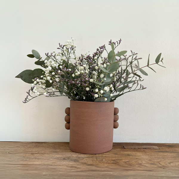 Vase en grès roux PALMA, grand bouquet de fleurs blanches et mauves, tiges fines.