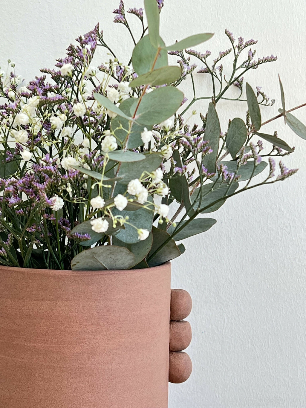 Vase en grès roux PALMA cylindrique, vue de près, fleurs blanches et mauves.