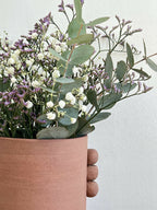 Vase en grès roux PALMA cylindrique, vue de près, fleurs blanches et mauves.