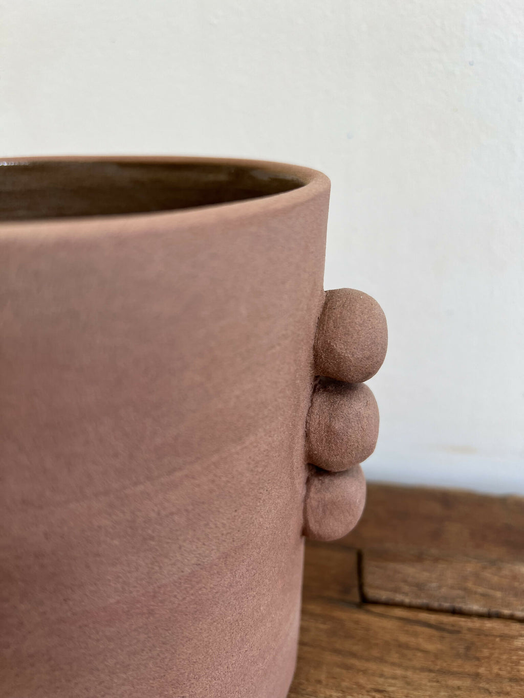 Vase en grès roux PALMA, bord supérieur et prise en main, intérieur visible.