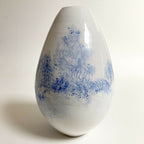 Vase en porcelaine blanc au décor bleu de paysage arboré, forme goutte