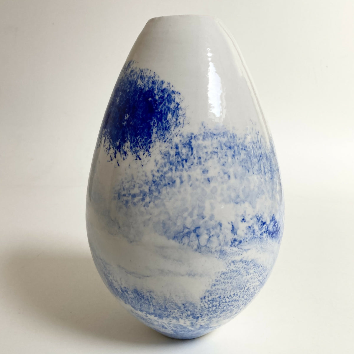 Vase en porcelaine blanc à dégradé bleu, motifs d’arbres et ciel dans le décor