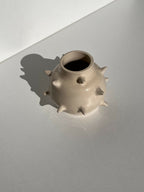 Vase en céramique beige à reliefs en pointes, ouverture circulaire