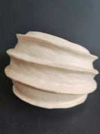 Vase sculpture blanc cassé, empilement d’anneaux ondulés, vue trois-quarts