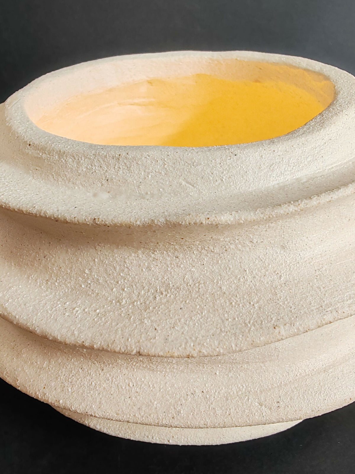 Vase sculpture blanc cassé, ouverture circulaire avec intérieur jaune