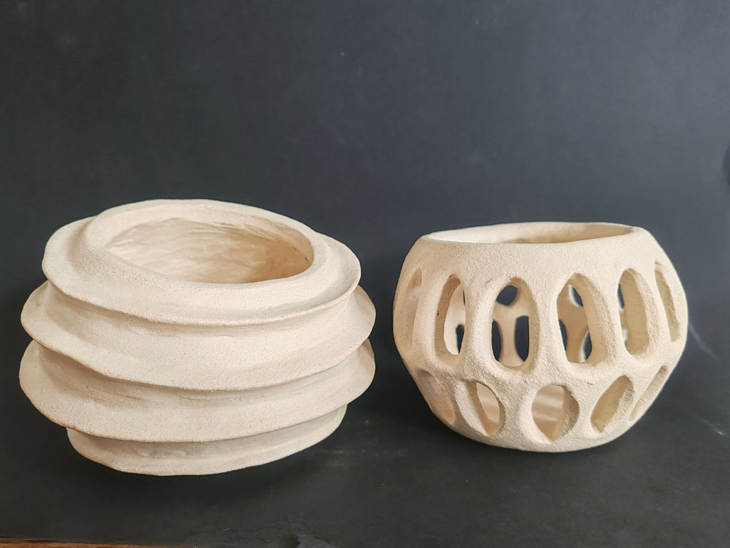 Deux sculptures-vases blanc cassé : spirale à anneaux et vase perforé ajouré