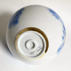 Vase en céramique blanc, dessous: bord intérieur doré et marquage central.