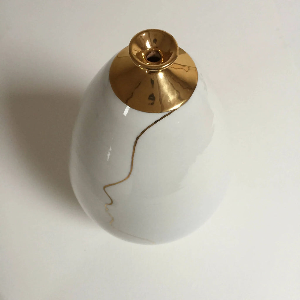 Vase soliflore blanc, ouverture dorée et contour visage en ligne dorée