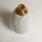 Vase soliflore blanc, ouverture dorée et contour visage en ligne dorée