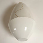 Vase soliflore blanc, vue en biais du goulot et du dessin visage doré