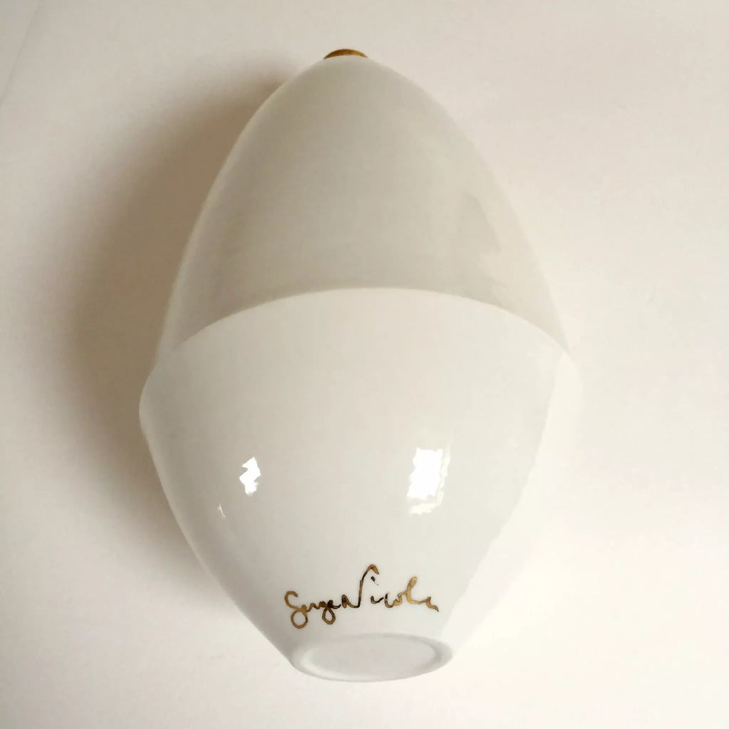 Vase soliflore blanc avec motif visage doré et inscription dorée au fond