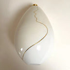 Vase soliflore blanc en forme de goutte, trait doré ondulé sur la panse.