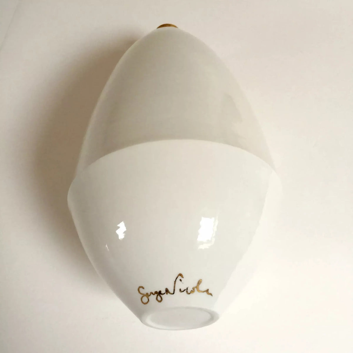 Vase soliflore blanc, col doré, inscription dorée en bas du vase.