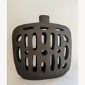 Vase en céramique noire soufflée, panse ajourée en motif, col cylindrique