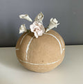 Vase rond en grès beige avec décor blanc et fleurs en porcelaine blanches