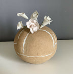 Vase rond en grès beige avec décor blanc et fleurs en porcelaine blanches