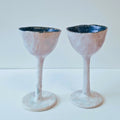 Paire de verres à pied en verre texturé, coupe bleu foncé et tige blanche