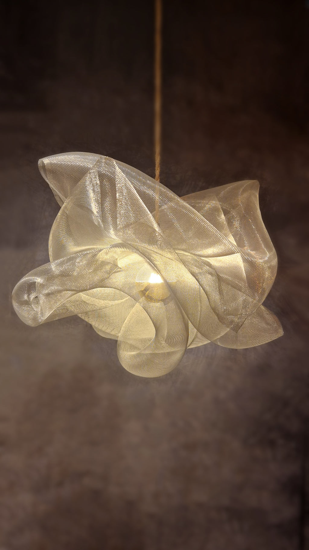 Suspension sculpturale Aériane en maille métallique – 75 × 60 cm
