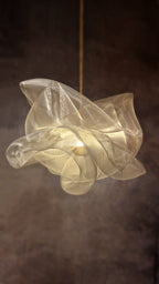 Suspension sculpturale Aériane en maille métallique – 75 × 60 cm