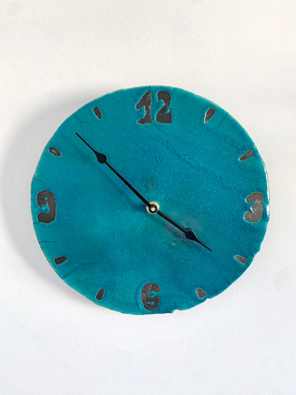 Horloge murale en céramique raku