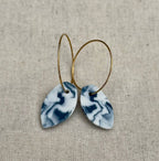 Créoles dorées avec pendentifs goutte bleu marbré.