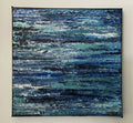Tableau abstrait bleu, vue de face, toile carrée aux stries turquoise et blanches.
