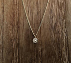 Collier à chaîne dorée et médaillon rond argenté